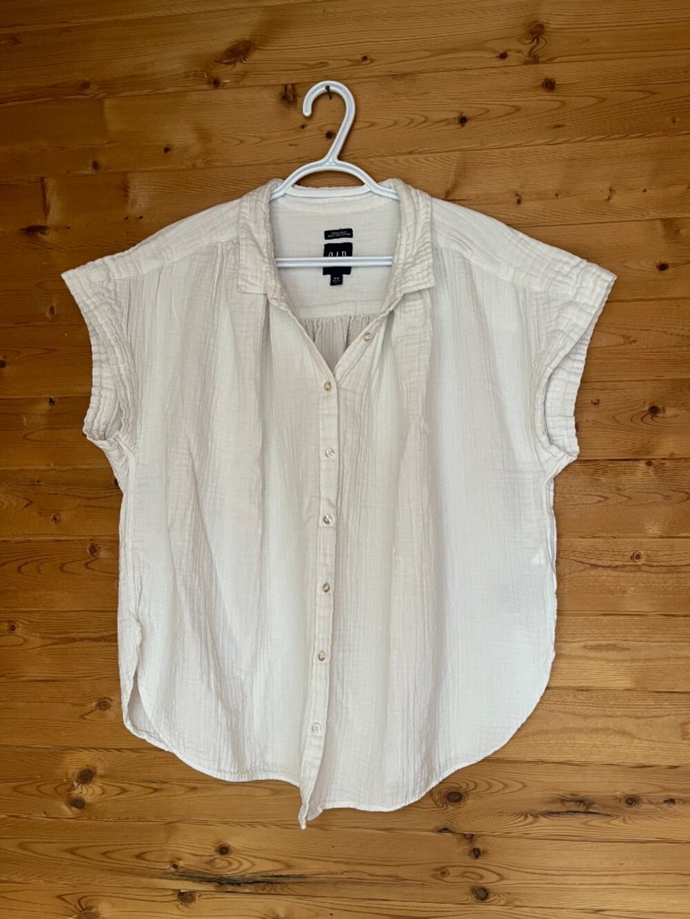 GAP Cream Button-Down Short Sleeve Shirt
